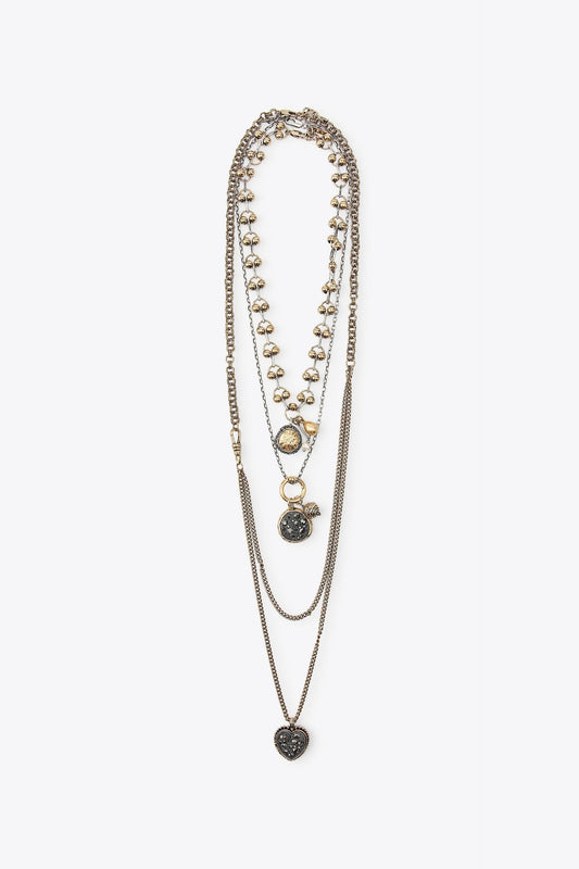 Collana multistrato con ciondoli decorativi